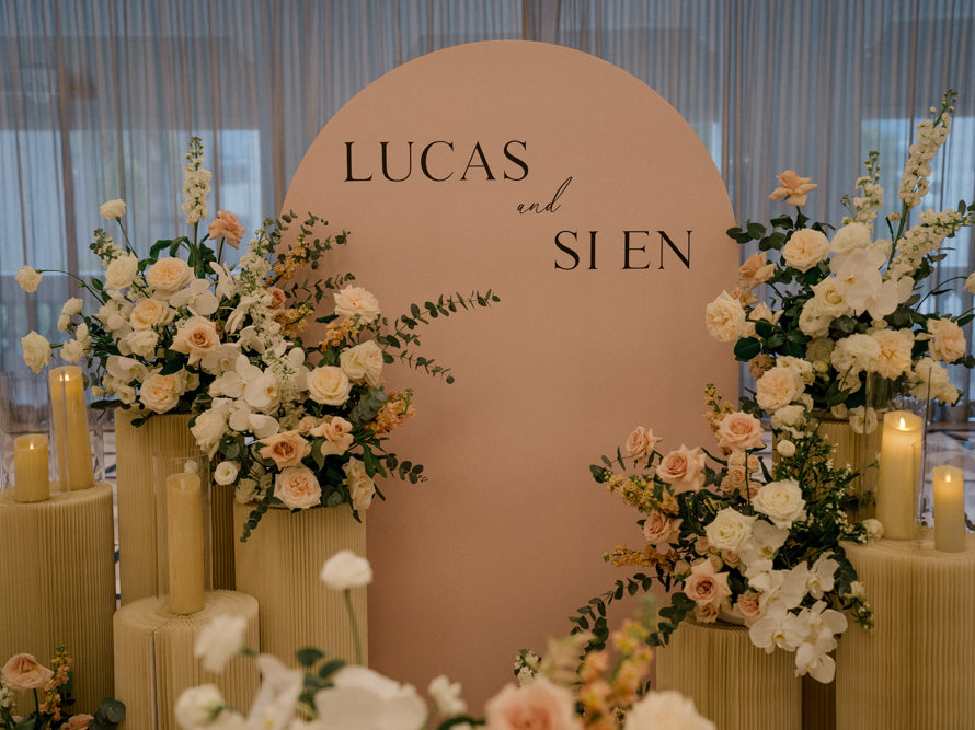 Exquisite Floral Decorations at Raffles Hotel: A Modern and Romantic Wedding